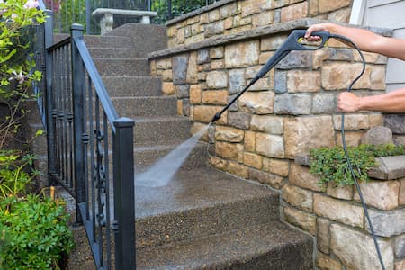 Why Summer Is the Best Time to Pressure Wash Your Home in Little Rock
